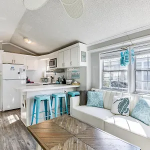 Walk To Miramar Tropical With Deck! Holiday home Destin